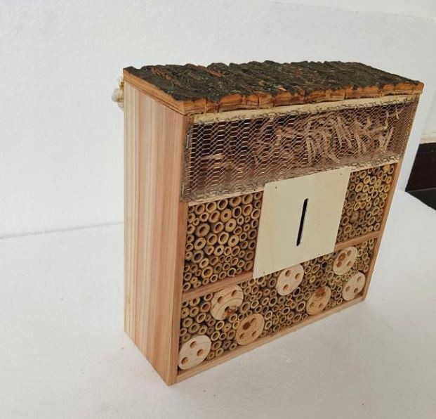 Looduslikust puidust putukate hotell